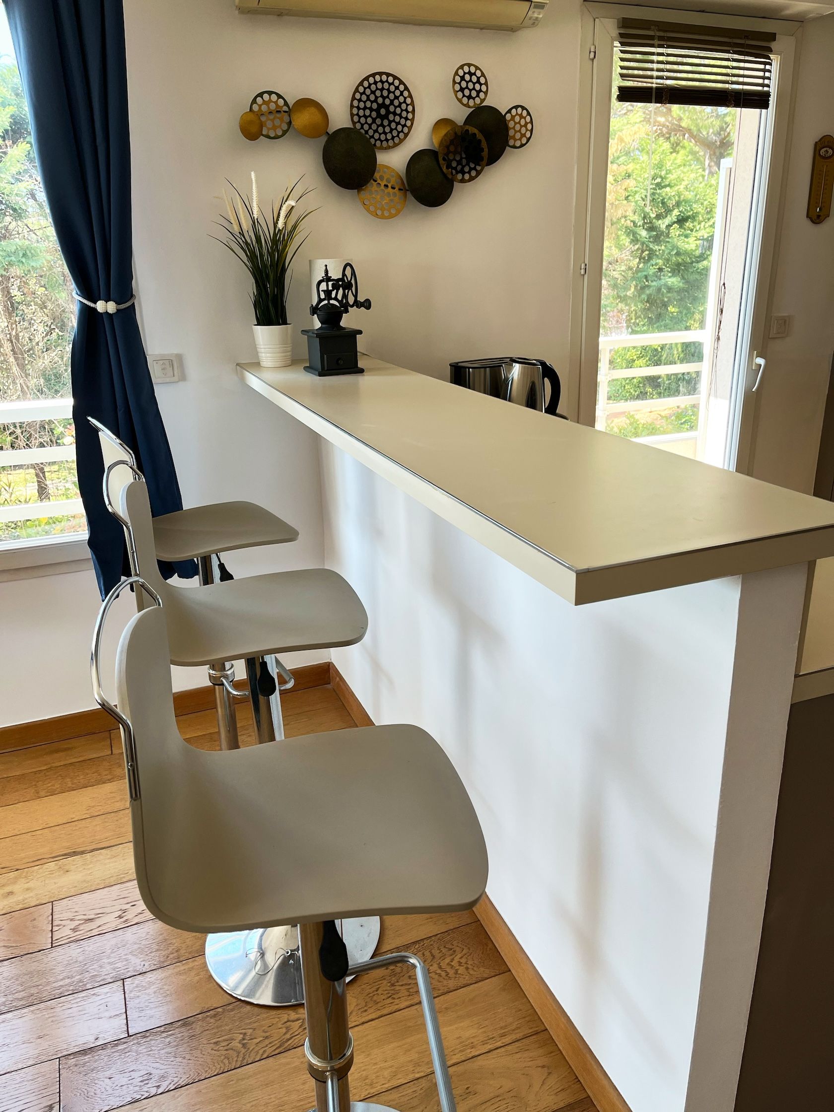 Kitchen breakfast bar with three stools