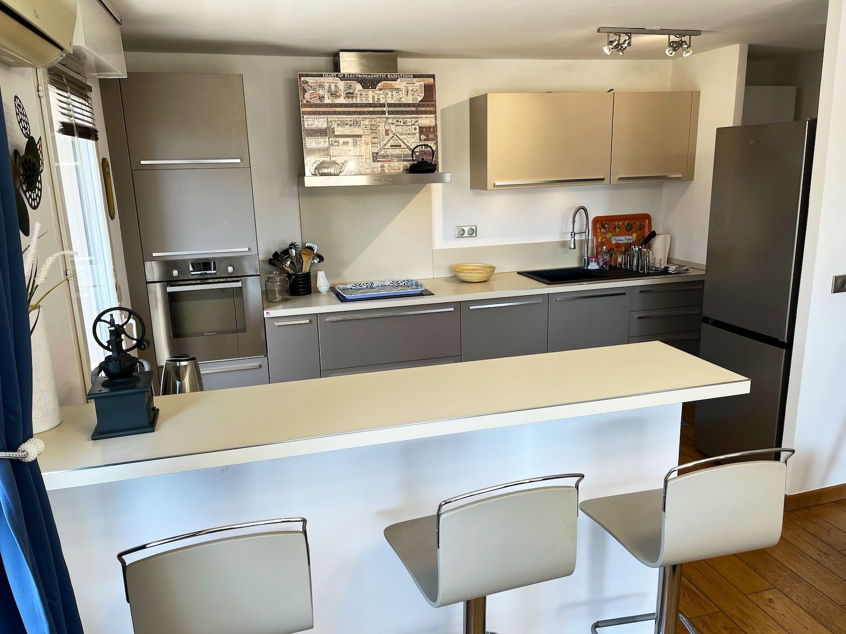 Open kitchen with oven, hob and dishwasher